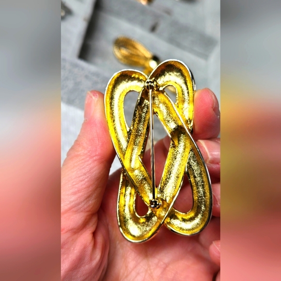 Gold Knot Brooch Pin - Picture 10 of 17